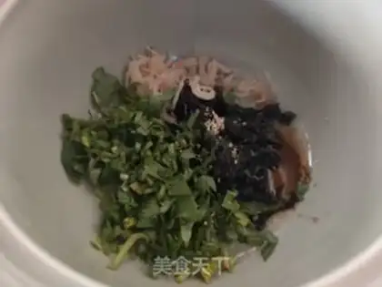 Make Shrimp pelvis soup step 1
