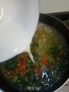 Make Tomato Mountain poach soup step 4