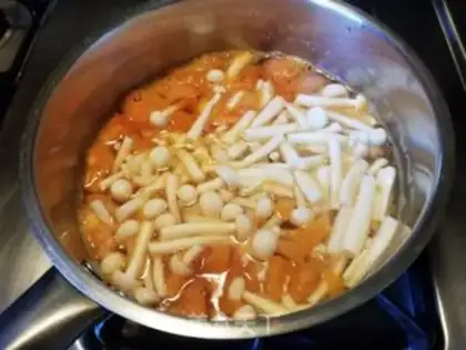 Make Tomato, sea mushroom, eggflower soup step 3
