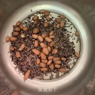 Make Black rice peanut porridge step 1