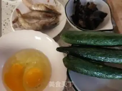 Make cucumber-mucked eggs step 0