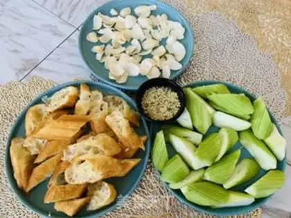 Make Pyramid melon lilies step 0