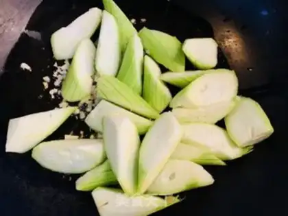 Make Pyramid melon lilies step 2