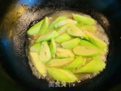 Make Pyramid melon lilies step 3