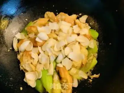 Make Pyramid melon lilies step 5