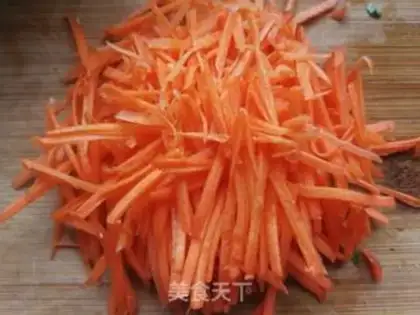Make Carrot spinach egg fried river powder step 2