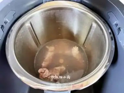 Make Pork groin soup step 2