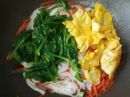 Make Carrot spinach egg fried river powder step 11