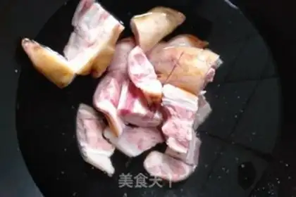 Make A casserole pig hoof soup step 1