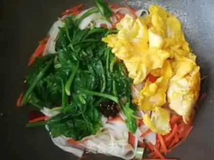 Make Carrot spinach egg fried river powder step 12