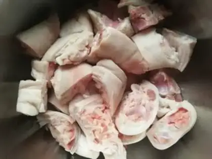 Make Red burning pig hoof step 0