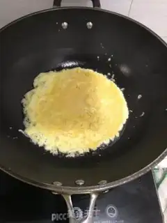 Make Pepper fried eggs step 1