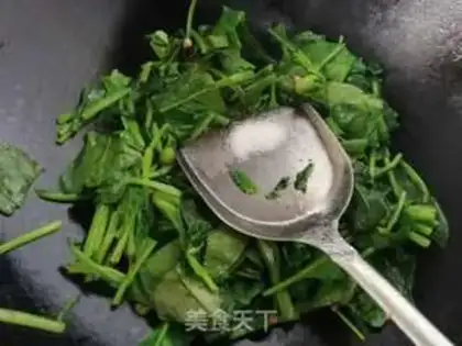 Make Spinach fried eggs step 5