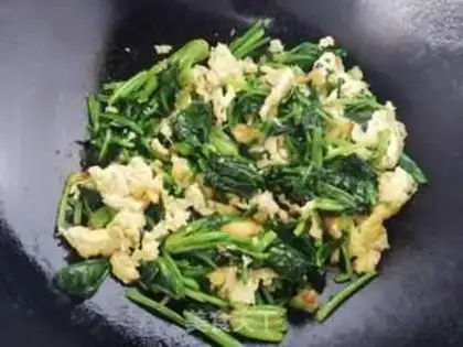Make Spinach fried eggs step 7