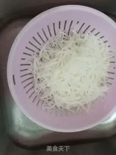 Make radish egg soup step 1
