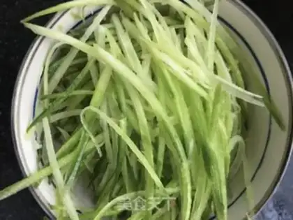 Make Shrimp fan radish soup step 1