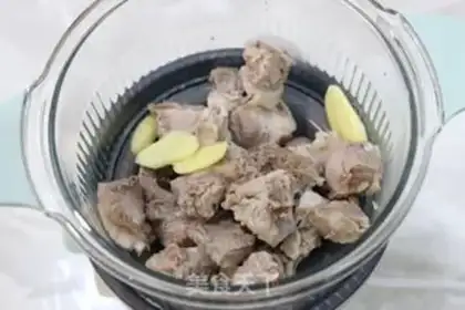 Make White radish steak soup step 1