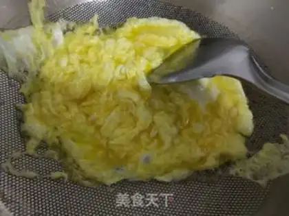 Make Scrambled eggs step 1