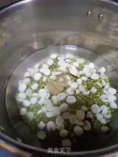 Make Lotus green beans and sugar step 1