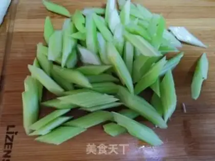 Make Celery lily shrimp step 1
