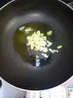 Make Pork blood fan tofu soup step 2