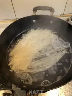 Make Spicy dry noodles step 0
