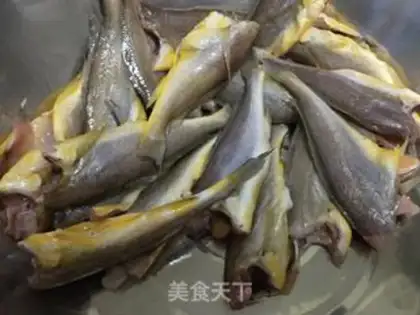Make Dried and fried yellowfish step 1