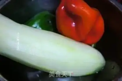 Make Old cucumber with green pepper step 1