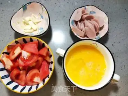 Make Tomato fried eggs step 1