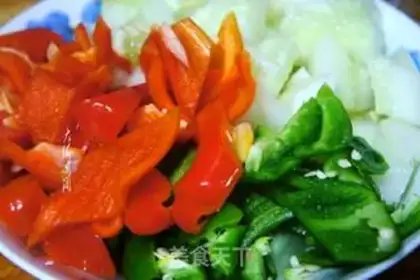 Make Old cucumber with green pepper step 2