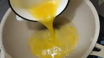 Make Tomato fried eggs step 2
