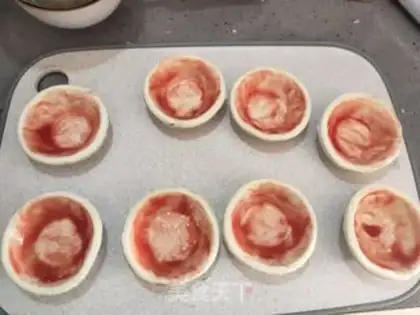 Make A mini pizza made of egg tweezers step 3