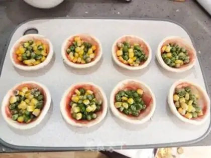 Make A mini pizza made of egg tweezers step 4