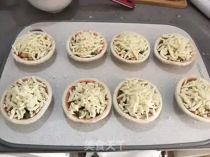 Make A mini pizza made of egg tweezers step 5