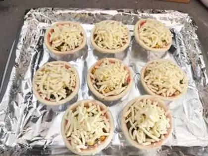 Make A mini pizza made of egg tweezers step 6