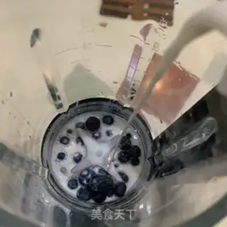 Make Blueberry milkshake step 3