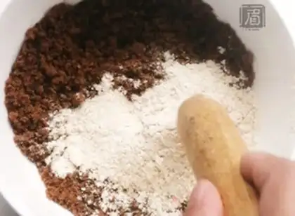 Make Red sugar fried cake step 1