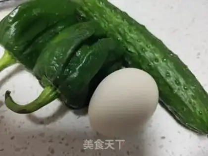 Make cucumber pepper fried eggs step 0
