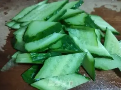 Make cucumber pepper fried eggs step 2