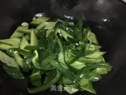 Make cucumber pepper fried eggs step 6