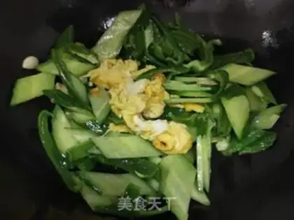 Make cucumber pepper fried eggs step 7
