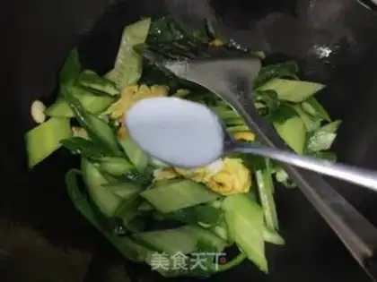 Make cucumber pepper fried eggs step 8