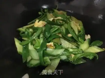 Make cucumber pepper fried eggs step 9