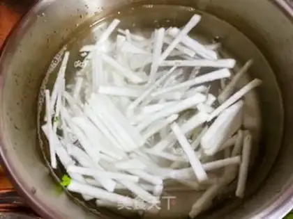 Make White radish soup step 1