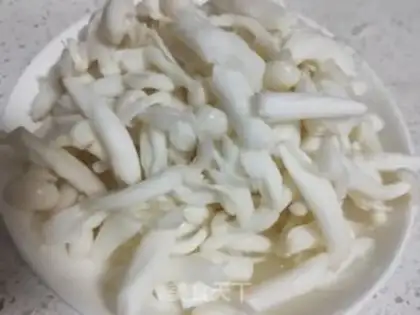 Make White mushroom fried eggs step 0