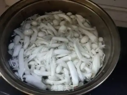 Make White mushroom fried eggs step 1