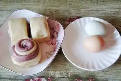 Make Eggs and buns step 0