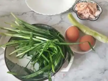 Make Three pies for the eggs and shrimp step 1