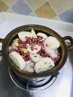 Make Lotus peanut stew pig hoof step 1