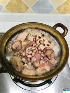 Make Lotus peanut stew pig hoof step 3